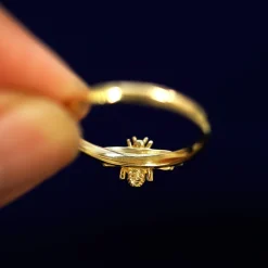 Curvy Bee Ring