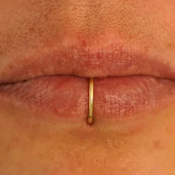 Medium Seamless Huggie Hoops / Piercing